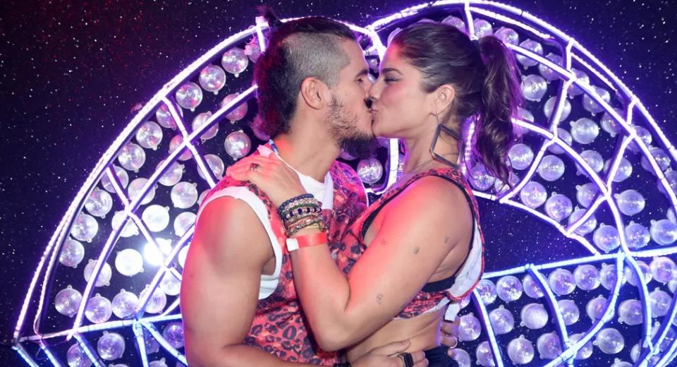 beijo hot no carnaval